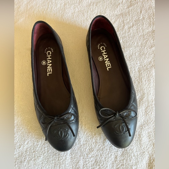 SOLD Already Authentic CHANEL BALLET FLATS
Aged Calfskin
Black
Size 7.5 US - Picture 2 of 15